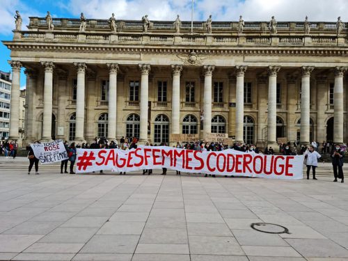 À Bordeaux, le 10 février, les grévistes se sont rendues place de la Comédie pour être visibles (photo publiée sur la page du groupe Facebook Sages-femmes en Lutte) crédit : Sylvie Raymond